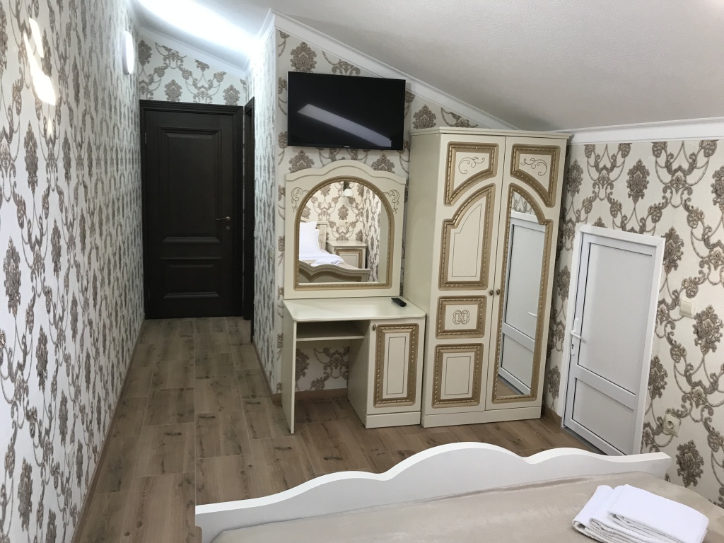 Двухместный номер на мансарде двуспальная кровать в Марго