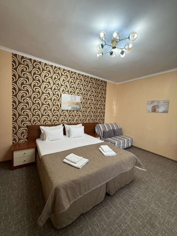 Двухместный семейный полулюкс с балконом и с видом на внутренний двор двуспальная кровать в Нартон