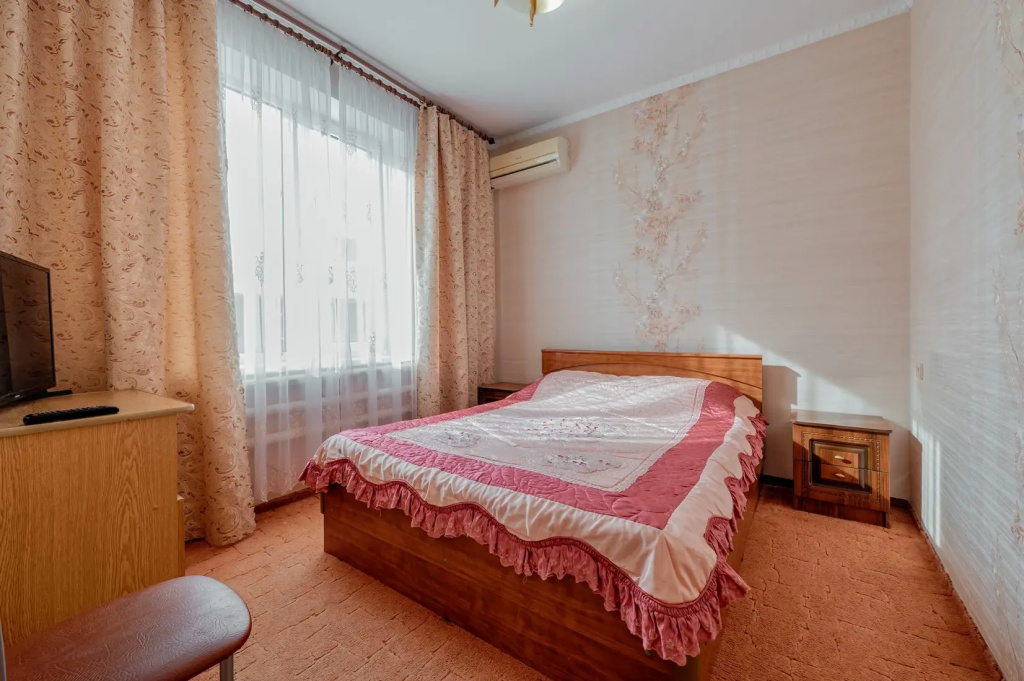 2 Bedrooms Standard Double room with balcony and with street view (full double bed)