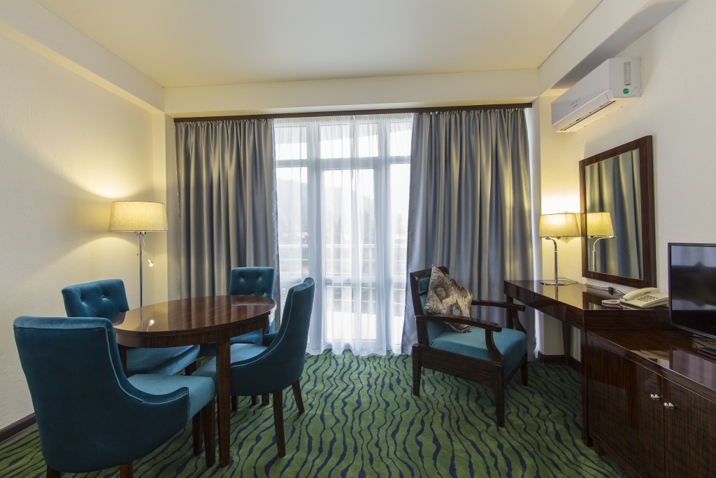 Люкс с 2 комнатами с балконом и с красивым видом из окна в Sunrise Garden Hotel