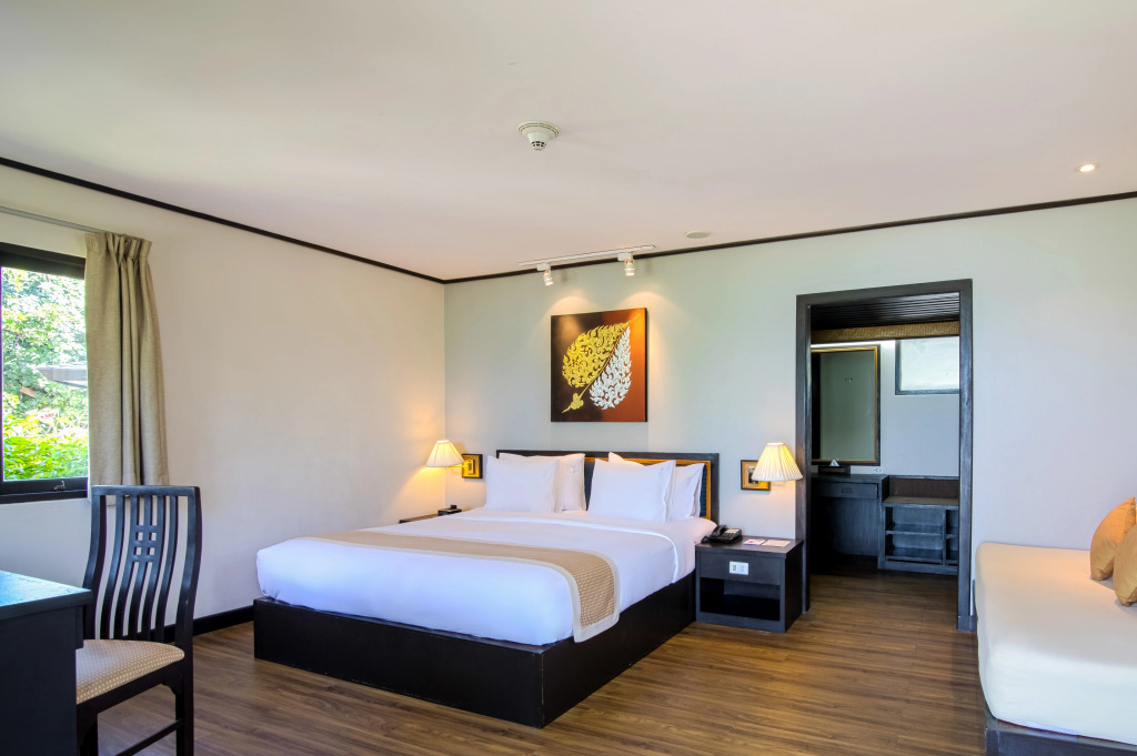 Двухместное бунгало Superior с балконом двуспальная кровать в Phi Phi Holiday Resort – SHA Extra Plus