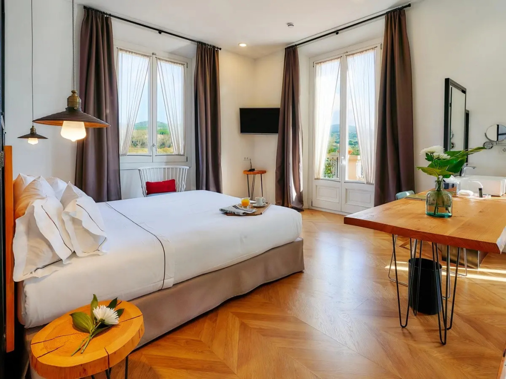 Superior room with balcony and with garden view