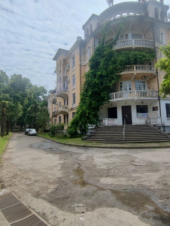 Trekhkomnatnaya v Sukhumi na Beregu Morya Flat