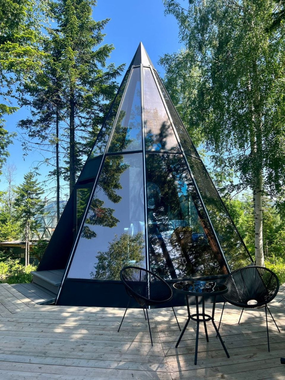 Glass Double Pyramid with view (full double bed)