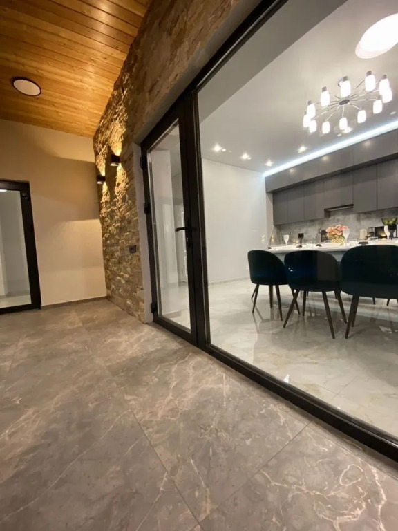 Коттедж с 3 комнатами с красивым видом из окна в Дом у реки