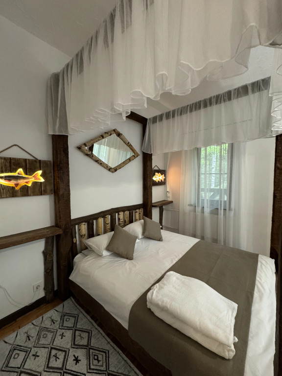 Двухместный полулюкс с балконом и с красивым видом из окна двуспальная кровать в Rybinka