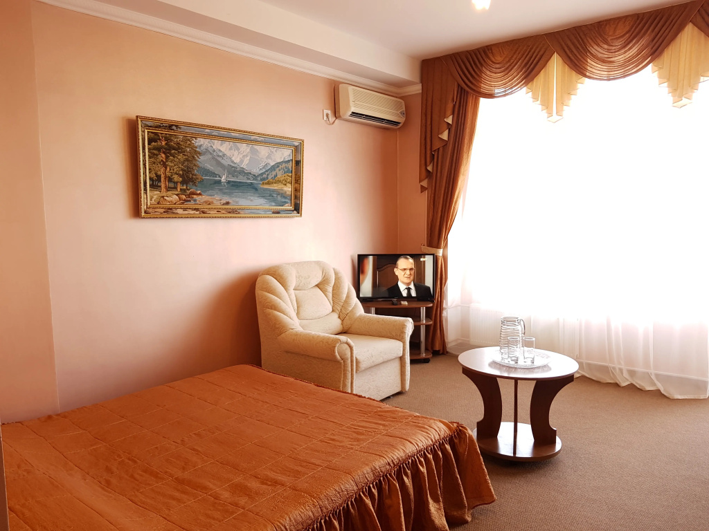 Classic Double room with balcony (full double bed)