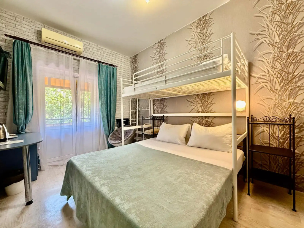 Трёхместный номер Comfort с балконом в Роза ветров