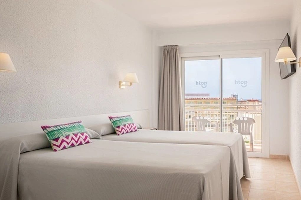 Double room with balcony and with pool view (twin beds)