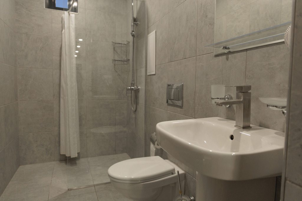 Двухместный люкс с 2 комнатами с балконом и с видом на море двуспальная кровать в Нарт