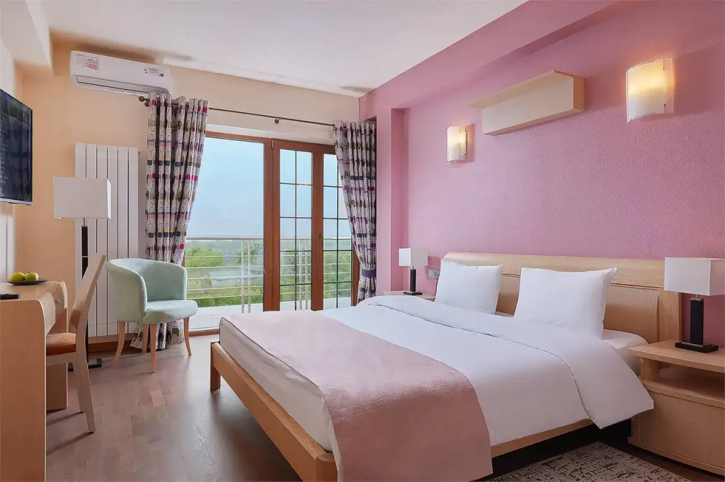 Room with balcony and with Oka river view
