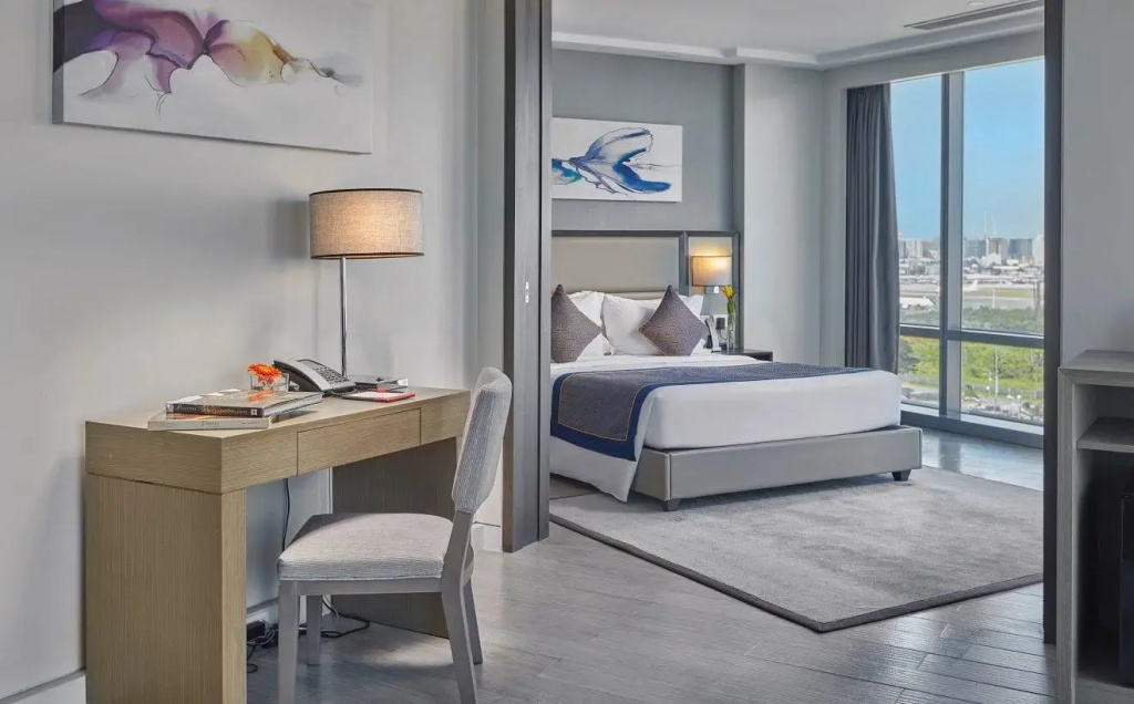 1 Bedroom Executive Double Suite with Airport View (full double bed)