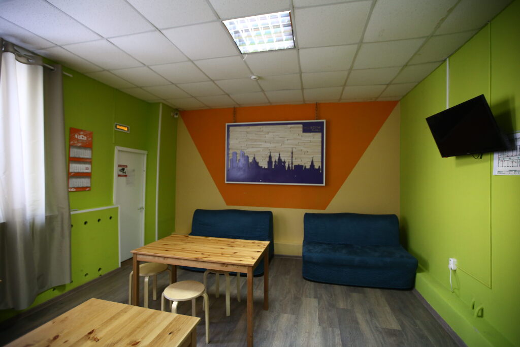 Отель дюжина трифоновская 45 москва. Шатура транспортный проезд 10. Банный проезд 3. Moov apart aurora санкт-петербург. Надпись хостел сауна банкетный зал.