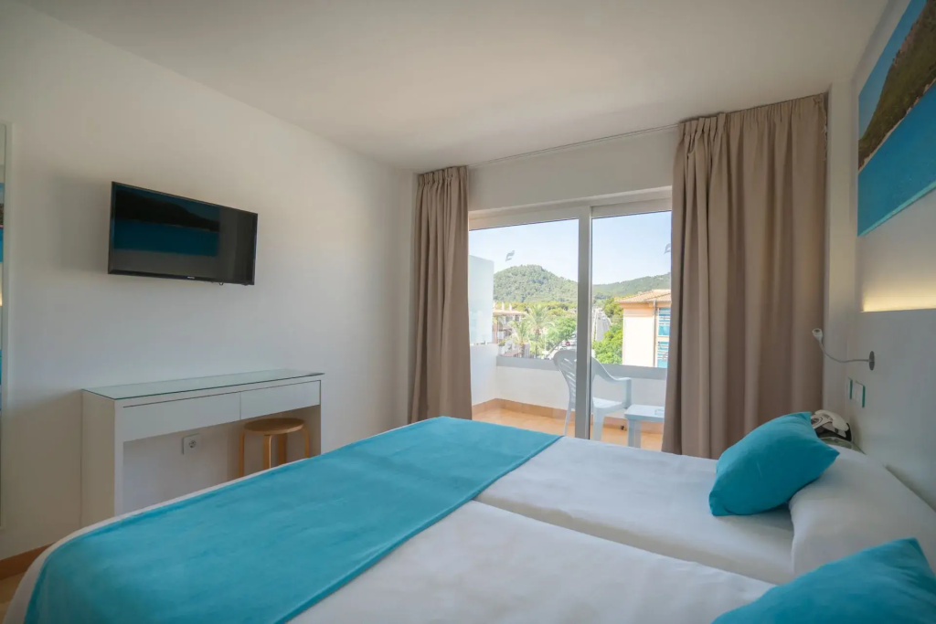 Double room with balcony and with pool view (full double bed)