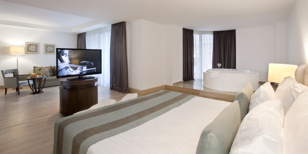 Double Honeymoon Suite with balcony (full double bed)