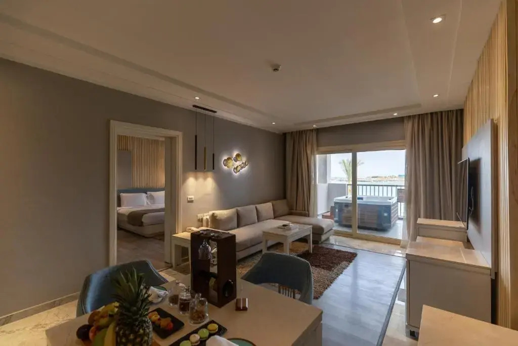Люкс Posh Club Crystal Jacuzzi с балконом в Sunrise Crystal Bay Resort