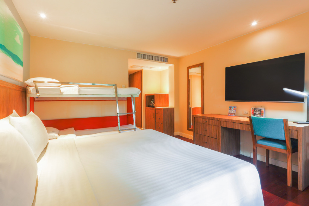 Четырёхместный семейный номер Standard с балконом в Holiday Inn Resort Phuket Surin Beach, an IHG Hotel
