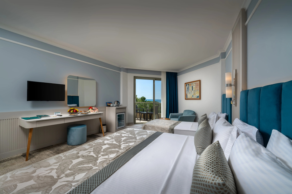 Standard Triple room with partial sea view