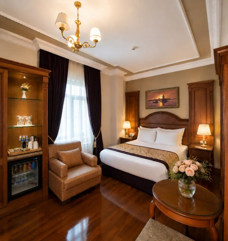 Double Junior Suite, bed type is subject to availability, full double bed room photo 1