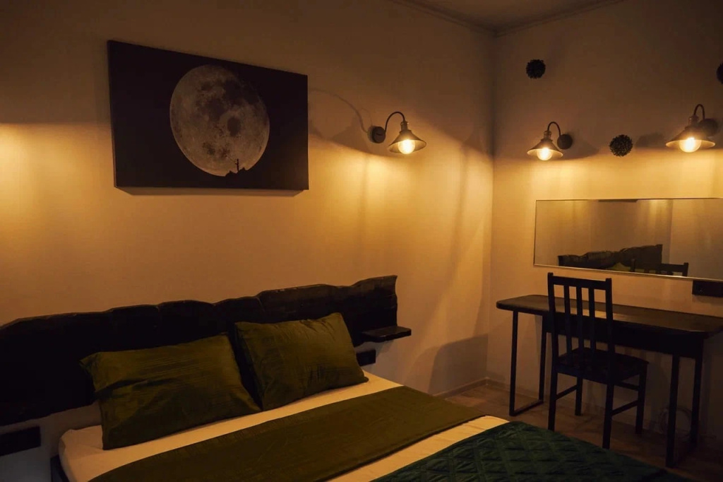Standard No 1 Double room with city view (full double bed)