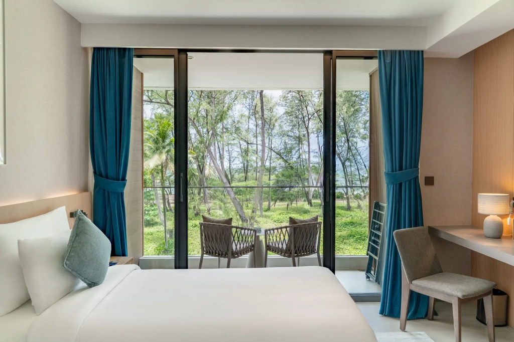 Premier Double room with balcony and with sea view (full double bed)