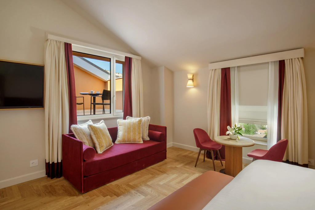 Deluxe room with balcony and with city view