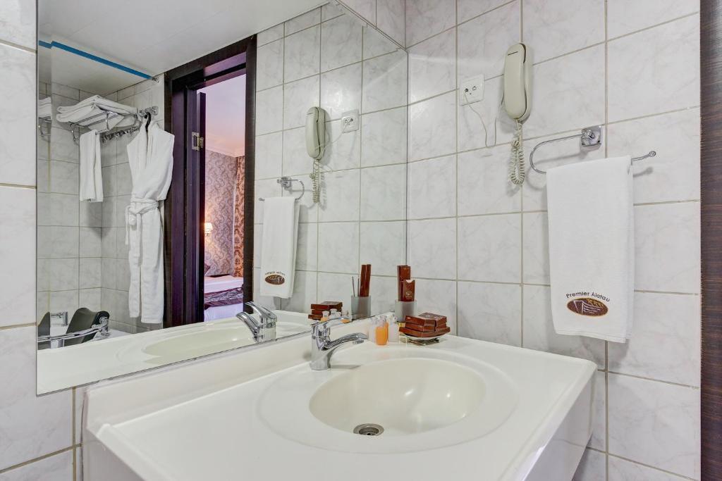 Люкс с балконом в Премьер Алатау