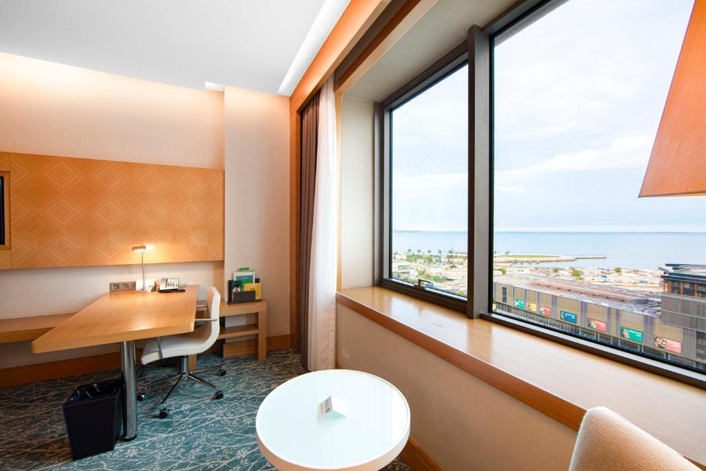 Двухместный номер Standard с частичным видом на море 2 отдельные кровати в Holiday İnn