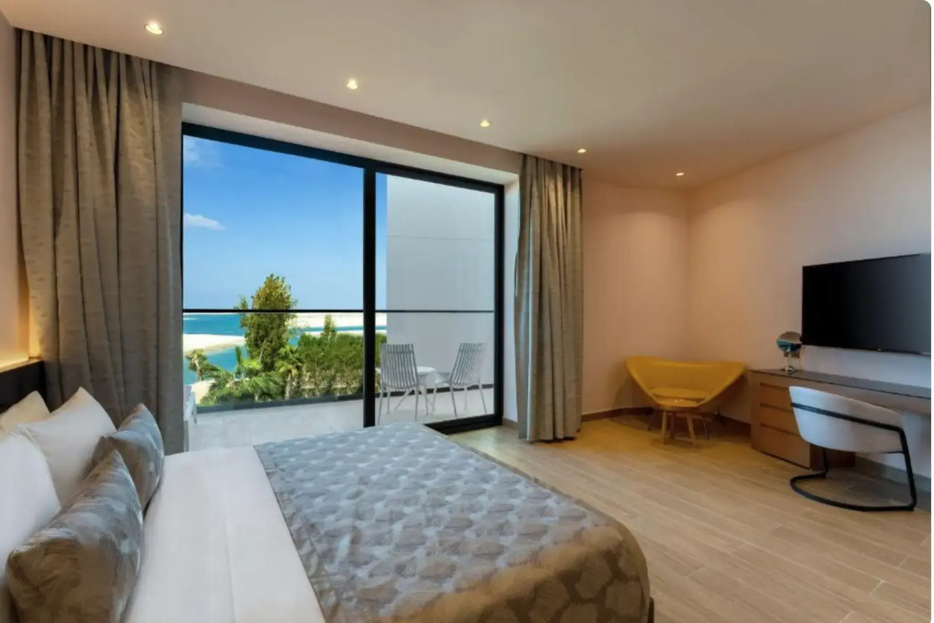 Двухместный номер Premium с балконом и с видом на море двуспальная кровать в Voco Monaco Dubai