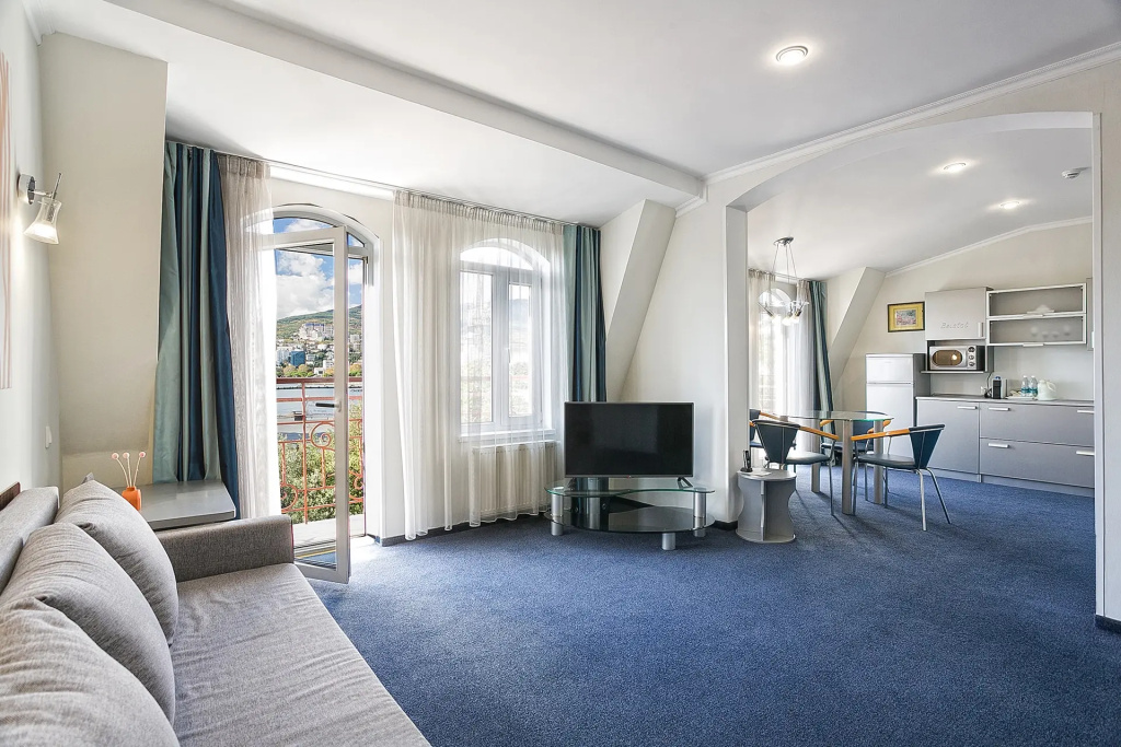 Double Duplex Suite with french balcony with sea view (full double bed)