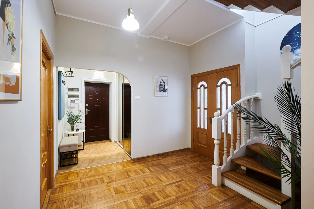 Квартира GM Apartments Двухуровневая с мансардой у Патриарших Прудов