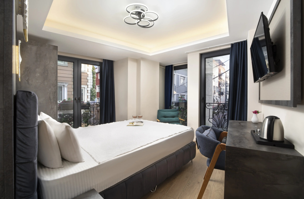 Deluxe room with balcony and with view