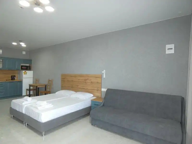 Апартаменты с балконом и с красивым видом из окна в Три тополя