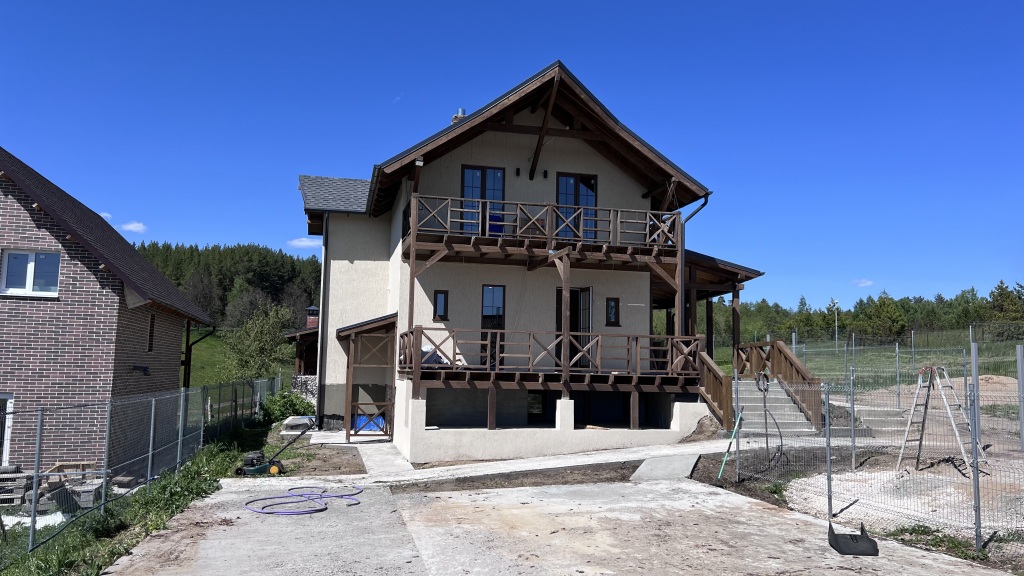 Коттедж Superior с балконом и с красивым видом из окна в Горки