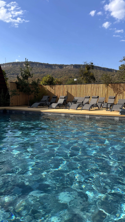 Апартаменты с балконом и с видом на бассейн в Green Wood