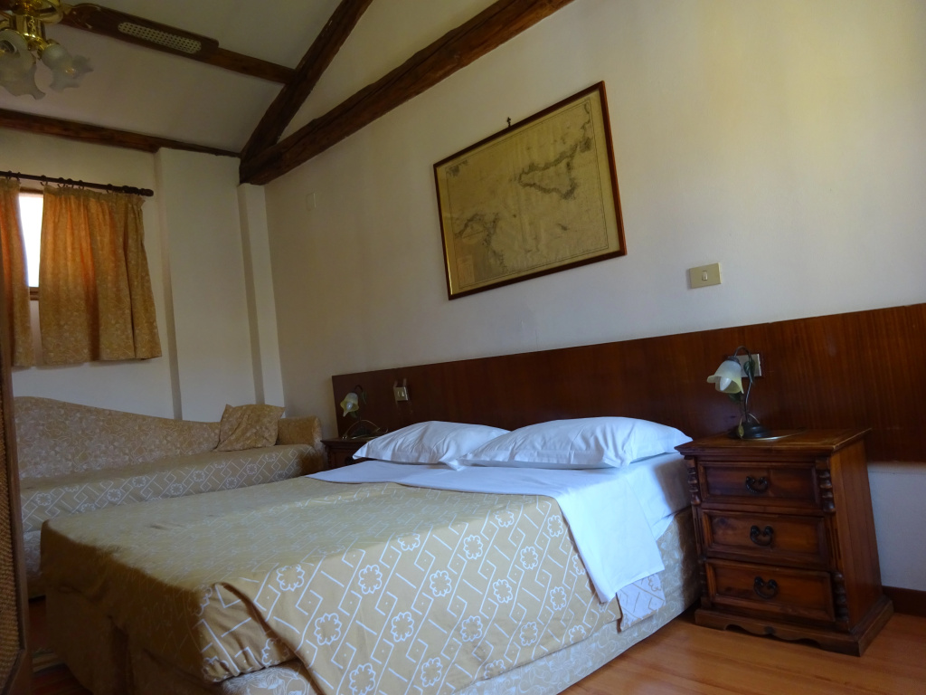 Double room (full double bed)