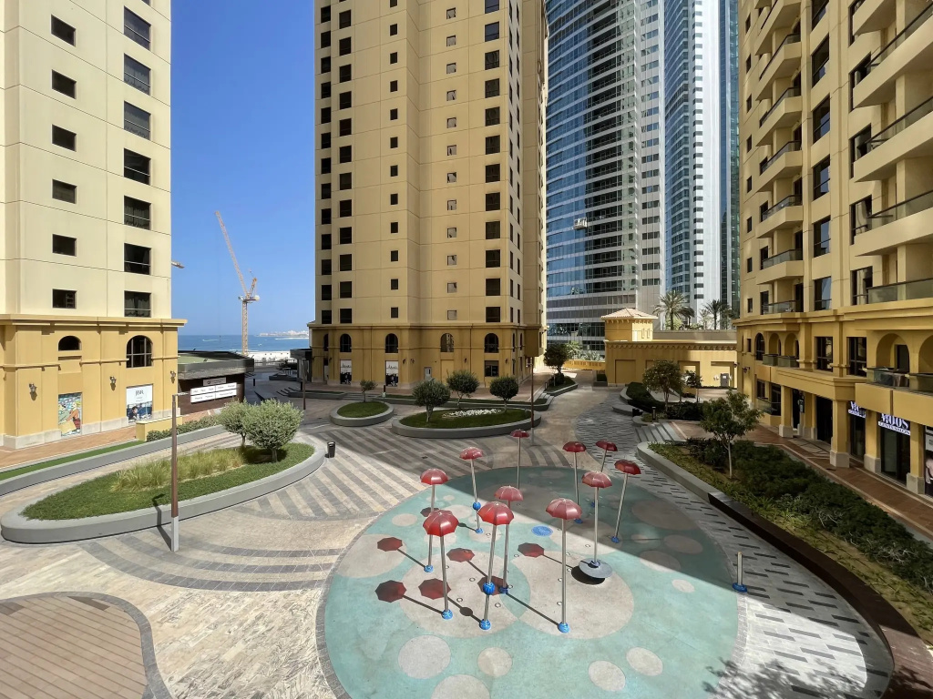 Cozy 1BR with Great View Apartments