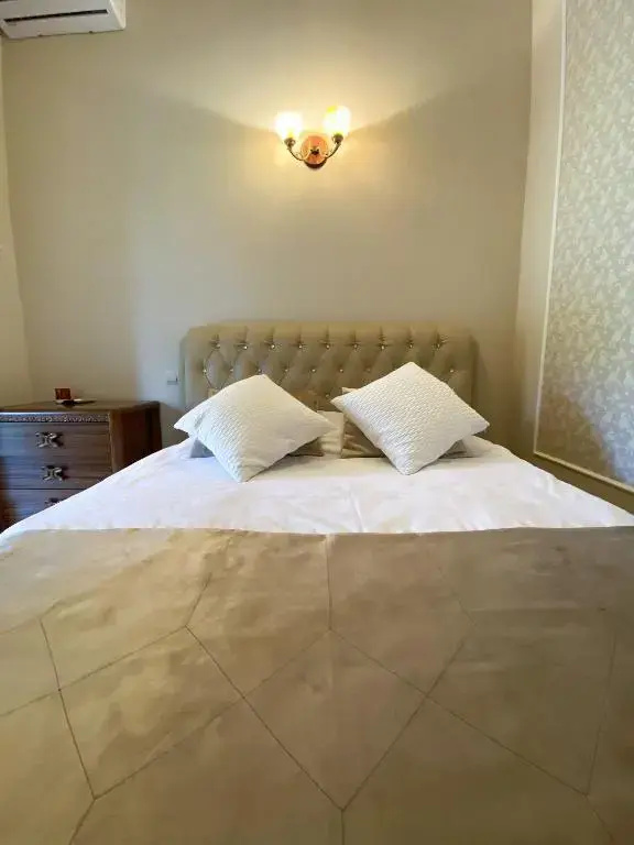 No.8 with Garden Access Double room (full double bed)