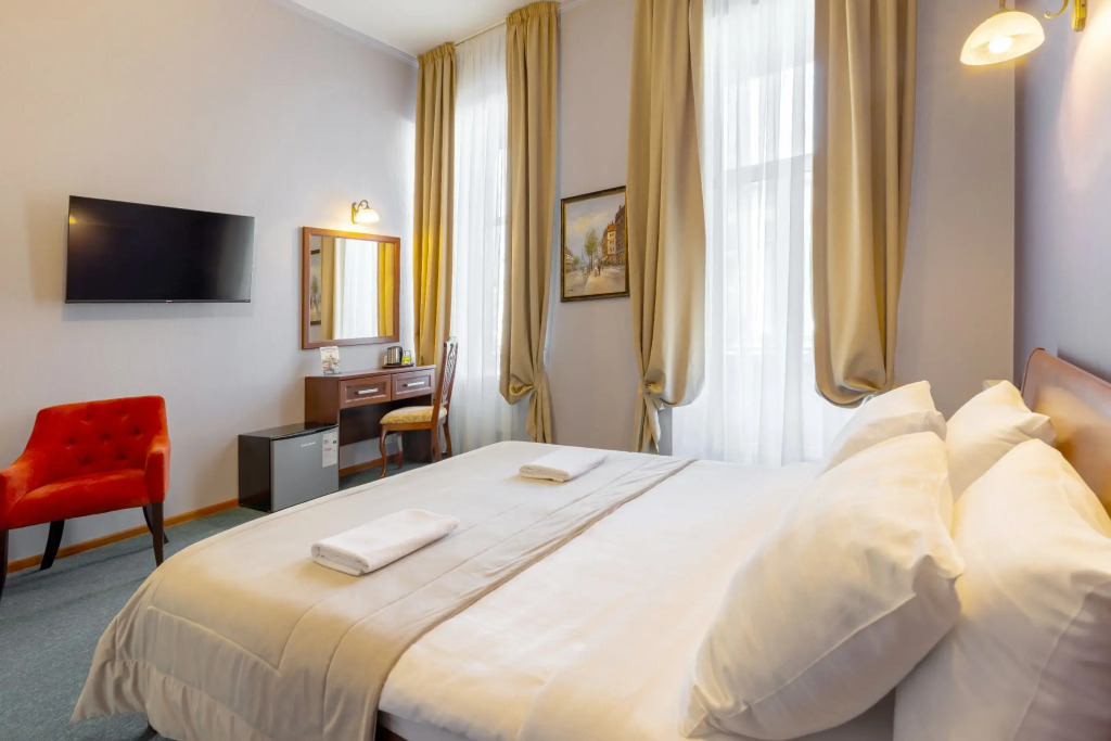 Соло на набережной реки Мойки 82