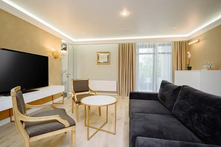 Suite with balcony and with city view