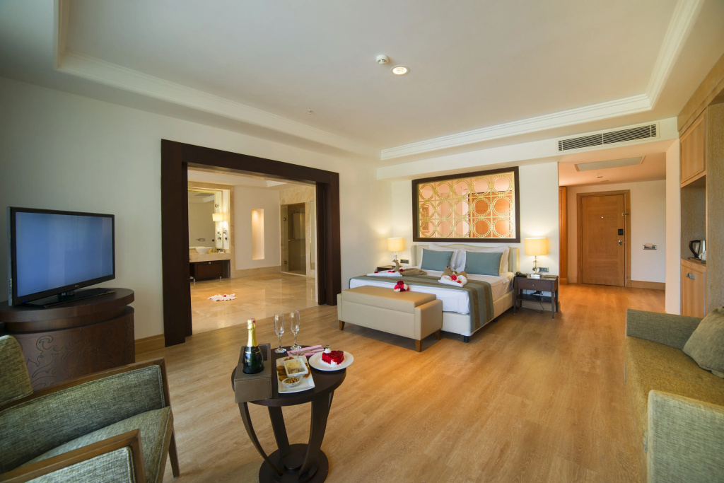 Executive Double Honeymoon Suite with balcony (full double bed)