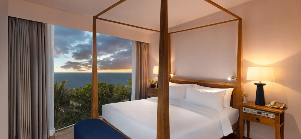 Double Suite with partial ocean view (full double bed)