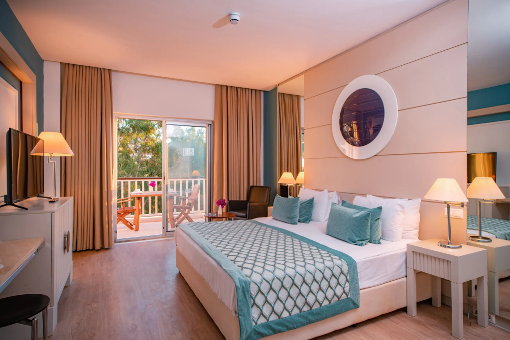 Deluxe Double room with garden view (full double bed)