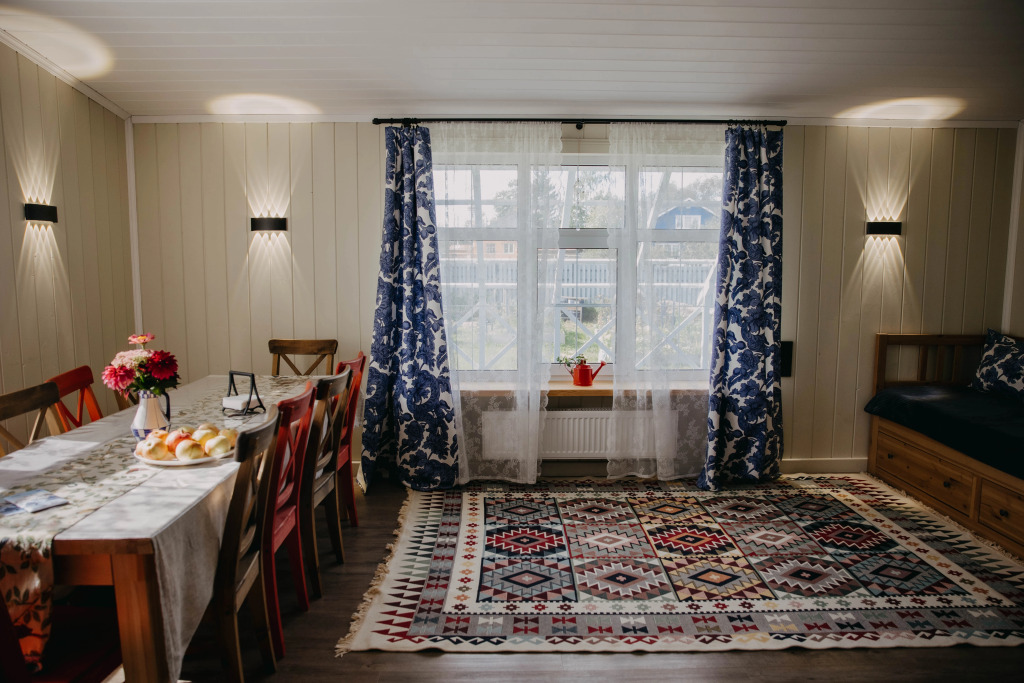 Коттедж с 3 комнатами с красивым видом из окна в Синяя синица