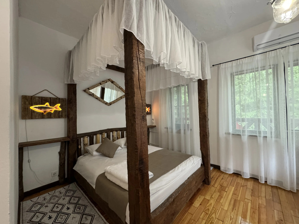 Двухместный полулюкс с балконом и с красивым видом из окна двуспальная кровать в Rybinka