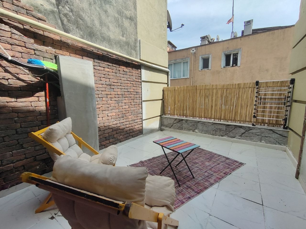 Cozy Duplex with a Private Terrace near the Metro Apartments