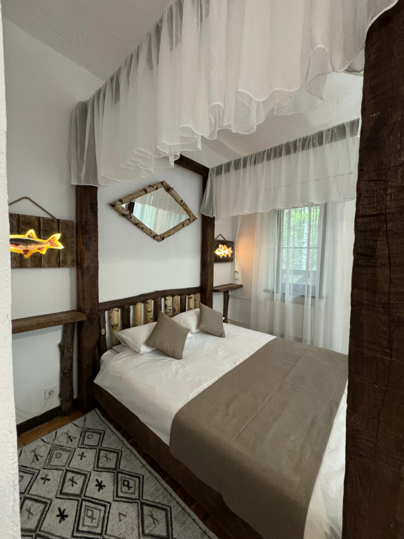 Двухместный полулюкс с балконом и с красивым видом из окна двуспальная кровать в Rybinka