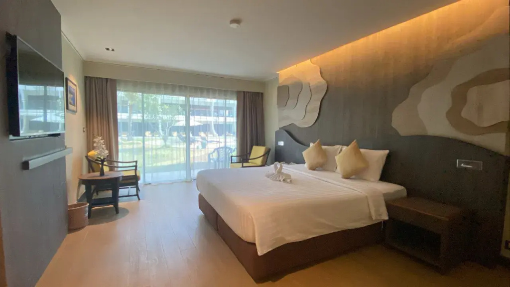Deluxe Double room with balcony and with garden view (full double bed)