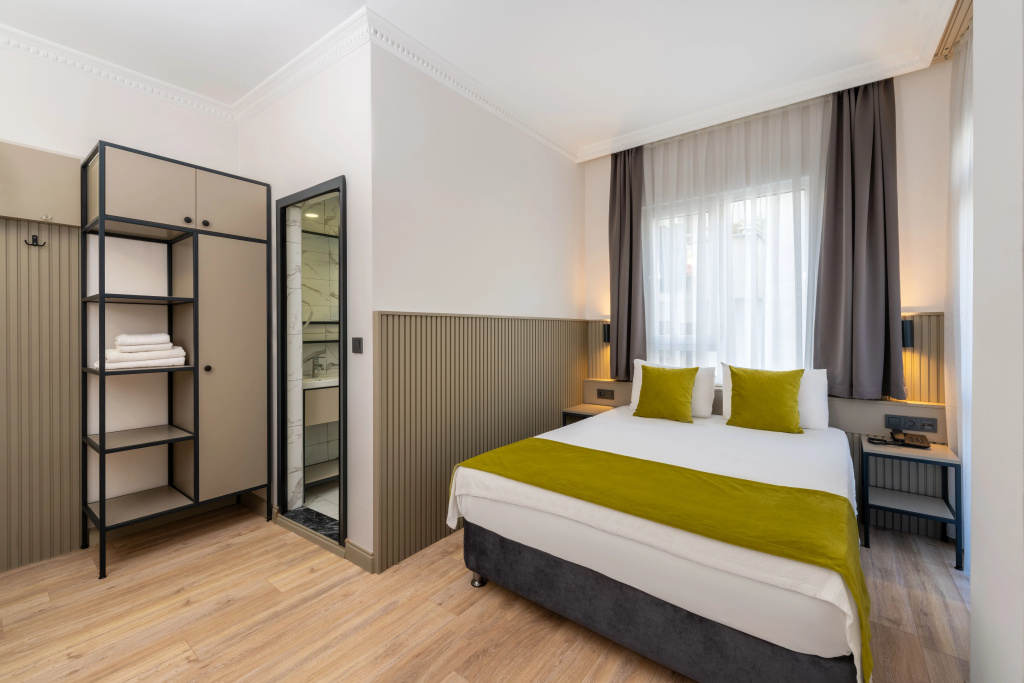 Standard Double room with balcony (full double bed)