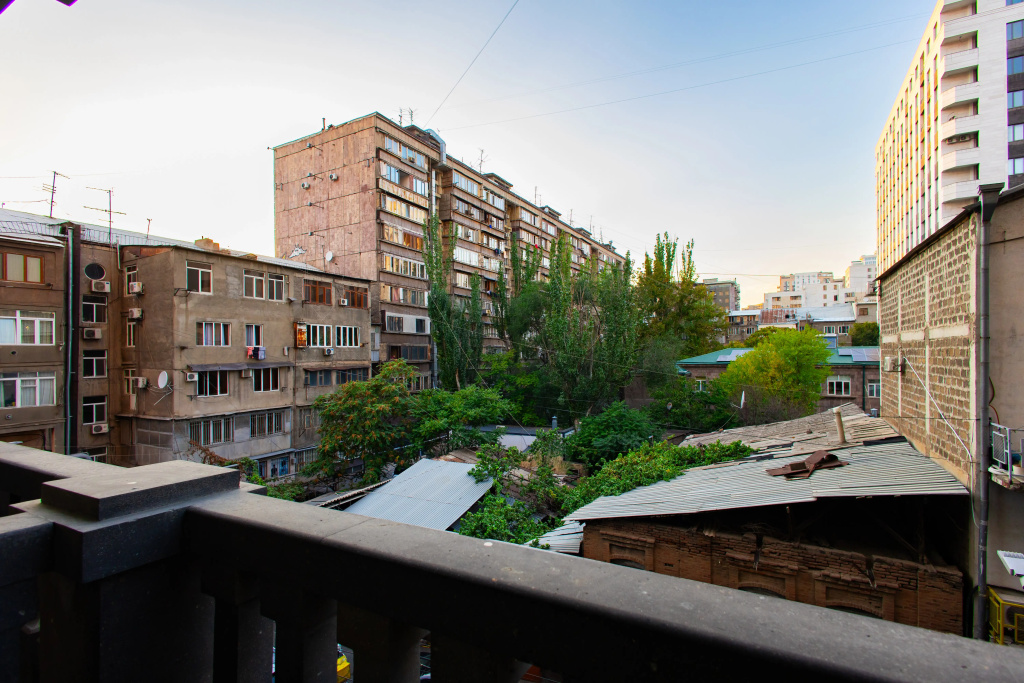 KO1622, 1-komn. v novostrojke, na ulitse Eznik Kohbatsi , 44 kv.m., 3/18 etazh, vyisokie potolki Flat